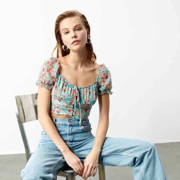 Flower-patterned Crop Top - Picture 3 of 4